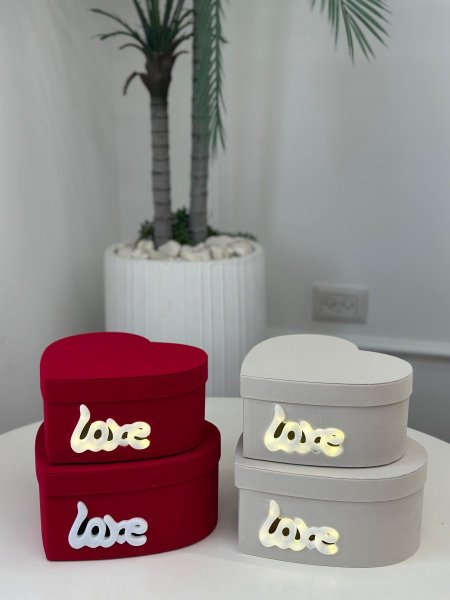 صندوق قلب مخمل LOVE مضيئ